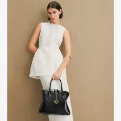 Tory Burch Swing Satchel -Chic Style Shop Swing20Satchel.TB On Model Editorial 20230310 EOMS 001.pdp 1200x1200 1